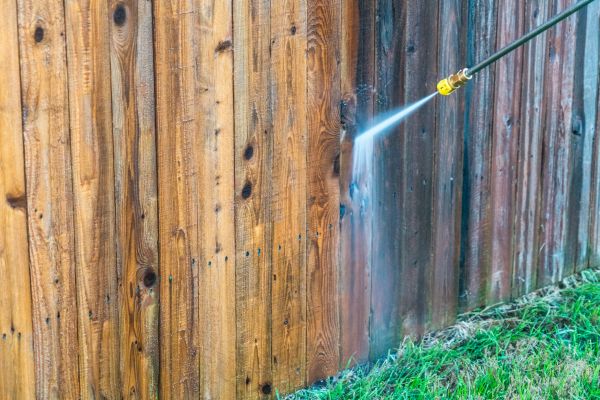 Fence Washing in Mequon