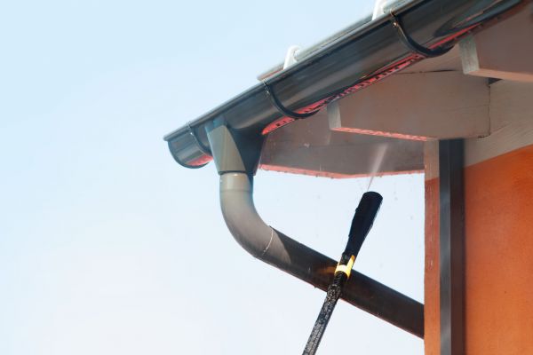 Eaves Power Washing in Mequon